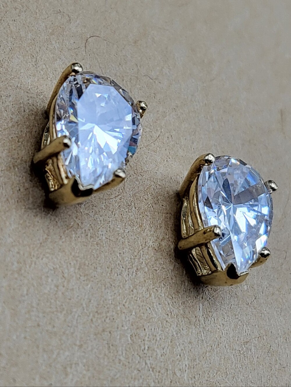 14K Gold w/Teardrop/Pear Crystal Stud Earrings - Elegant Classic Timeless Unisex